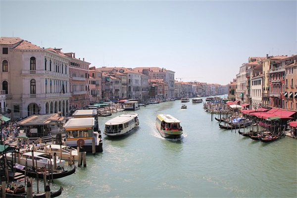 带爱字的抖音网名女孩